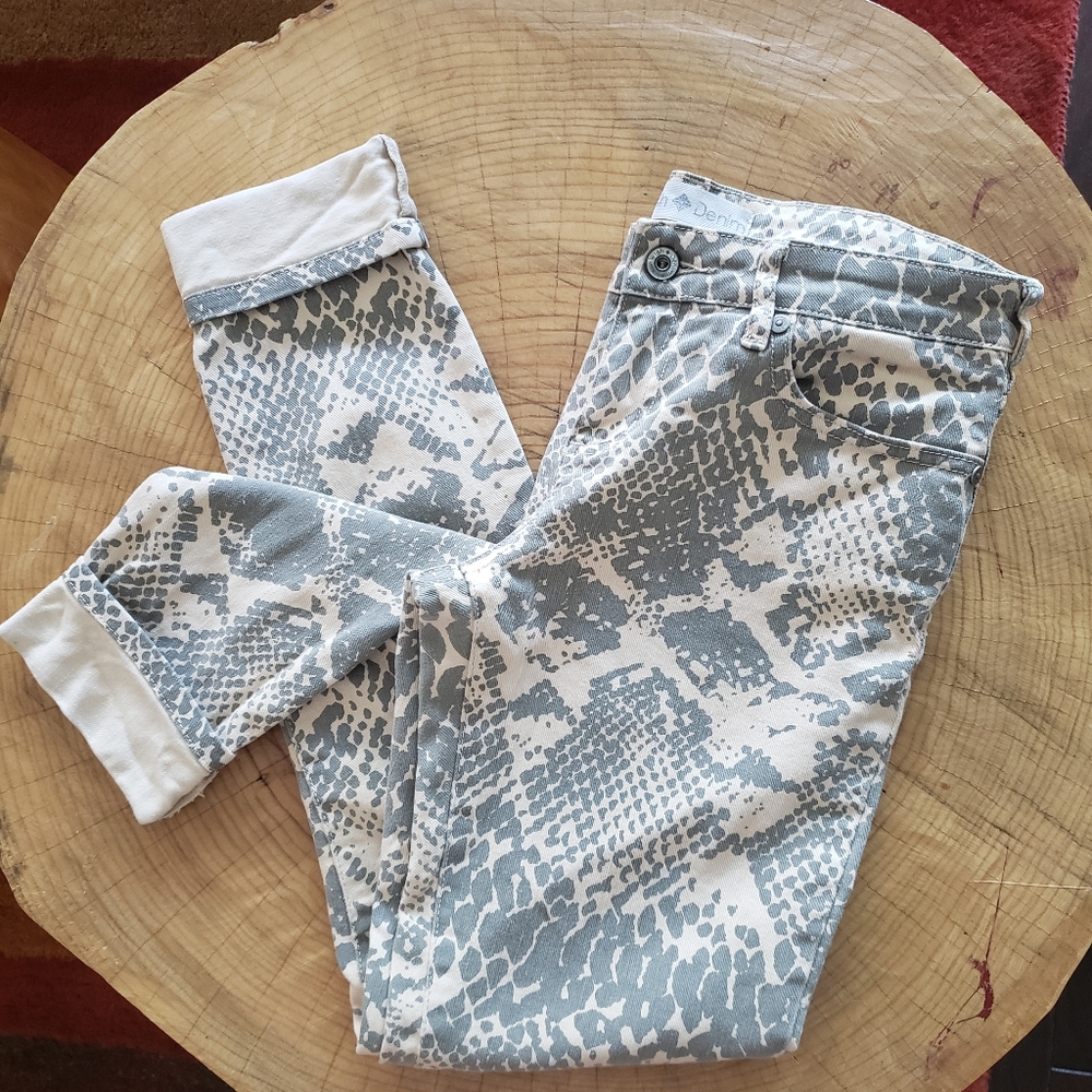 WISH DENIM pencil patterned size 26 jeans
